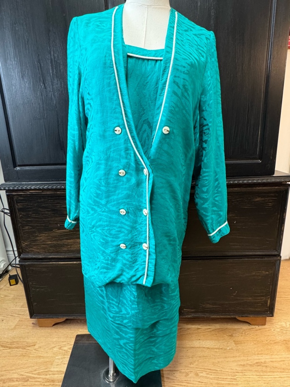 LES IMPORTATIONS JEREMY D. Teal Suit